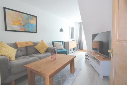 Chester House | Inviting Stay at Tarvin House - 4-Star Family-Friendly Escape