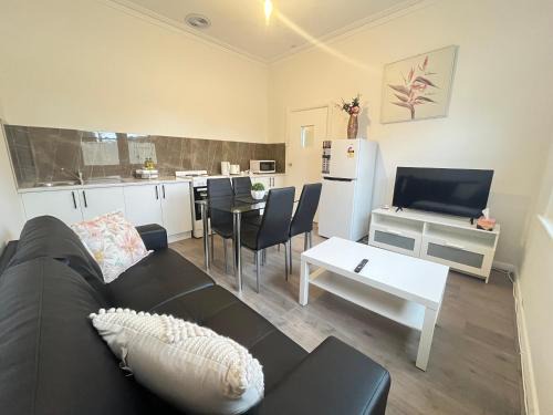 Greenacres Apartment | Cozy Tasha's Duplex on Muller with Hot Tub & Family Fun