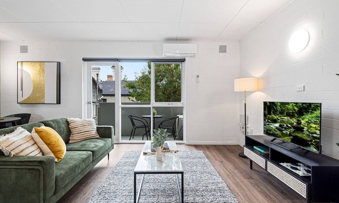 Parkville Apartment | Elegant 1-Bed Apartment with Balcony and Spa Amenities