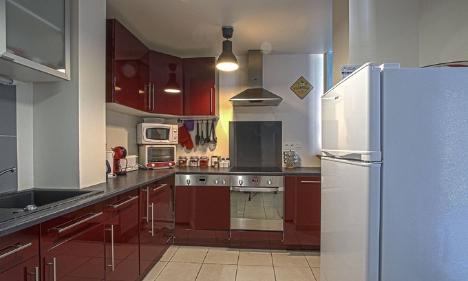 Commes Apartment | Elegant Apartment with Terrace and Pool Amenities