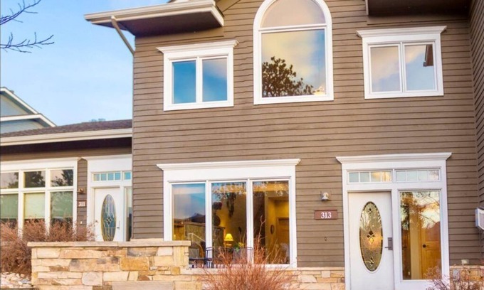 Stanley Hills Condo | Elegant Lofted Condo with Private Hot Tub & Mountain Views