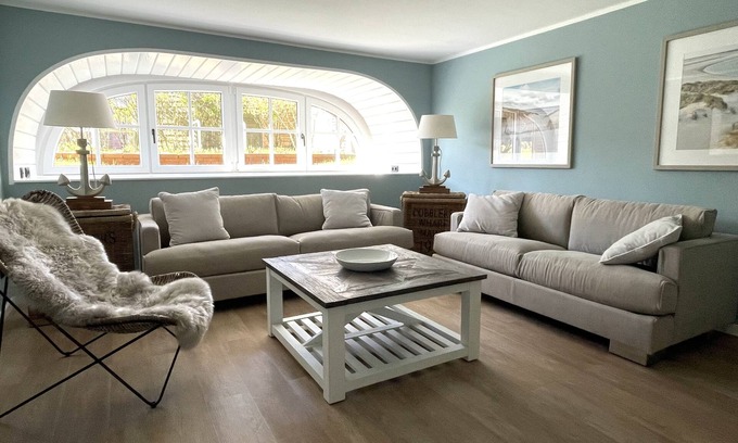 Loog Apartment | Elegant Vacation Apartment with Ocean View & Pool Access