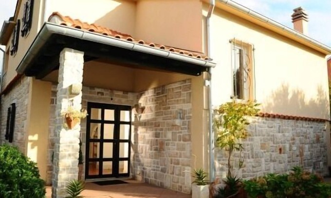 Murter House | Family-Friendly House in Murter with Oceanfront Pool