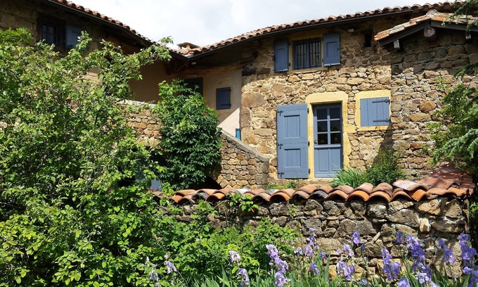 Saint-Martin-en-Haut House | Discover Antiga Casa de Pedra: Pet Friendly & Family-Friendly