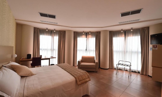 Lugo Hotel | Explore Tatì Hotel: Family-Friendly with Kitchen & Accessibility