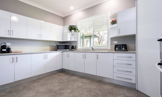 Wallalong House | Tatbern Park Cottage: Perfect for Weddings & Gatherings