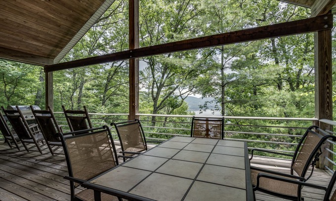 Glenville House | Scenic Tater Knob Treehouse with Lake Views & Spa