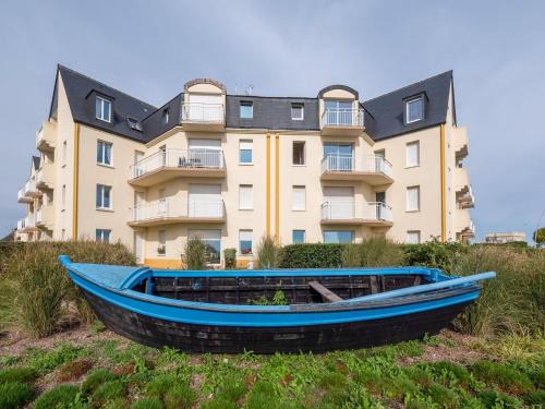 Saint-Vaast-la-Hougue Apartment | Cozy Beachside Apartment in Saint Vaast la Hougue