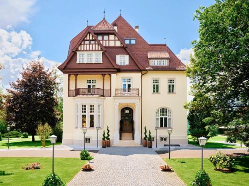 Zeltweg Hotel | Top-Rated Hotel Steirerschlössl with Hot Tub & Pet Friendly