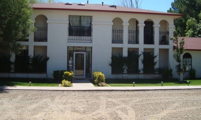 Boles Acres Hotel | Relax at Tavares Inn: Guest Rated 9.8 with Pool & Spa