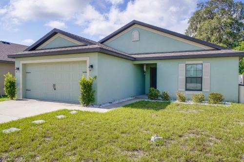 Tavares House | Pet-Friendly Tavares Retreat with Private Yard & Patio
