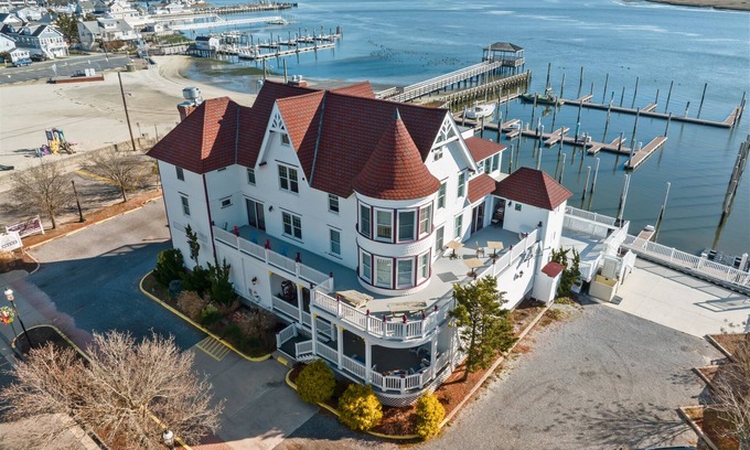 Somers Point House | Experience the Lucky Luciano Suite at Tavern on the Bay