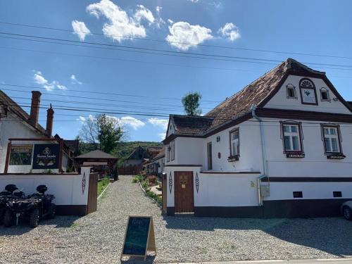 Bazna House | Cozy Taverna Sasului: Family-Friendly Dining Awaits