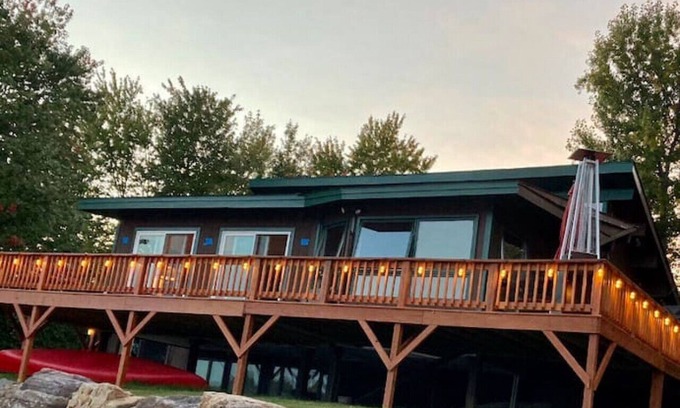 Alburg House | Top-Rated Tavi Haz: Oceanfront Retreat at Macomber Point