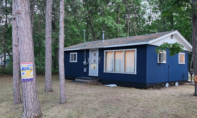 National City Cabin | Ocean View Cabin in Tawas City with Breakfast & Kitchen