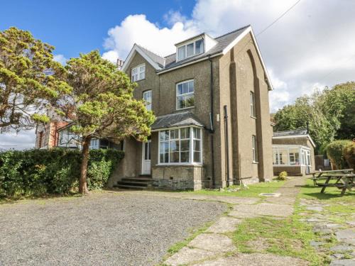 Llwyngwril House | Discover Tawelfan: Pet-Friendly 4-Star Retreat Awaits