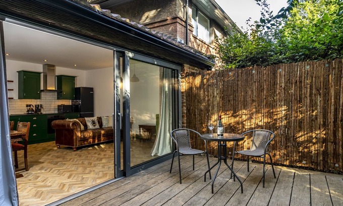 Acomb House | Romantic Getaway at Tawny Lodge with Breakfast & Kitchen