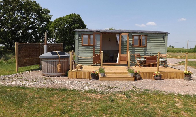 Crediton Cottage | Romantic Getaway at Tawny with Hot Tub in Morchard Bishop
