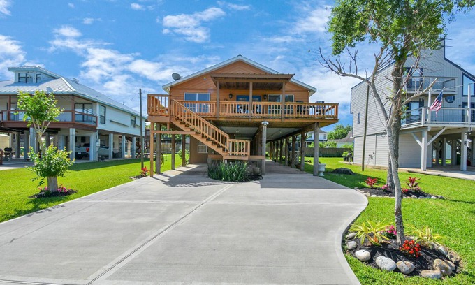 El Lago House | Exceptional Taylor Lake View Hotel with Kitchen Amenities