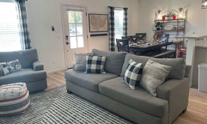 East Riverside House | TAYLOR PLACE-5 Minutes to Silos & Baylor