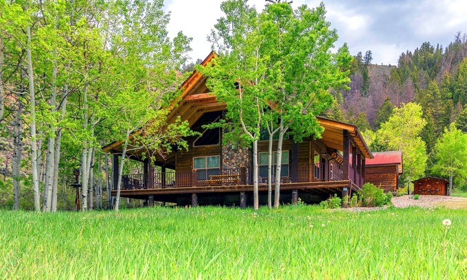 Almont House | Guest Rated 9.8: Taylormade Hideaway in Almont Awaits