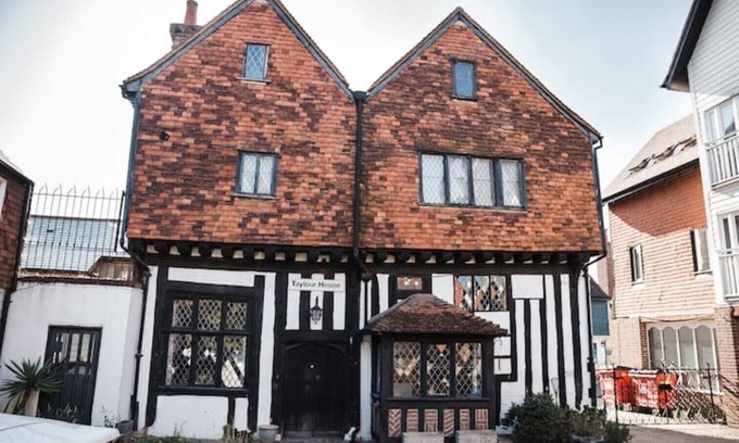 Edenbridge House | Discover Taylour House: A Unique Historic Gem from 1468
