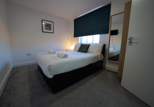 Barking House | Convenient TBH Hotel: Family-Friendly with Kitchen Amenities