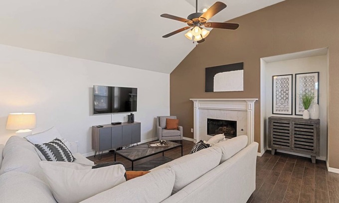 Far North Dallas House | Family-Friendly 3BR Home in Dallas with Pet Access
