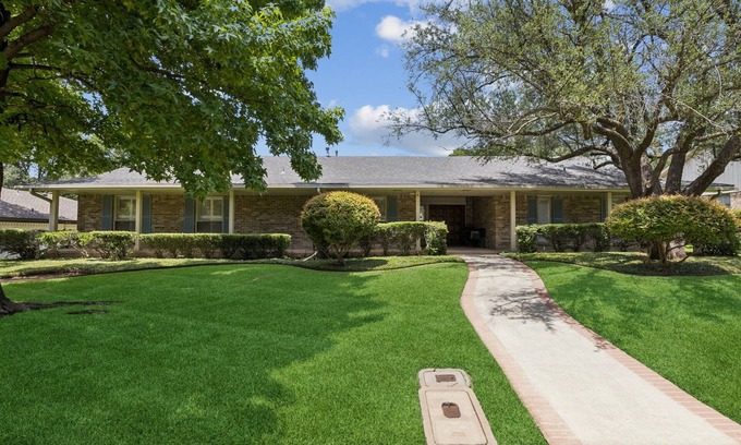 Northwest Dallas House | TCH - Spacious 4bd/3ba in Dallas with Workspace