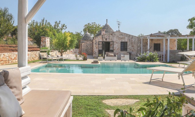 Castellana Grotte House | Trulli della Lama: Family-Friendly Retreat with Pool Access