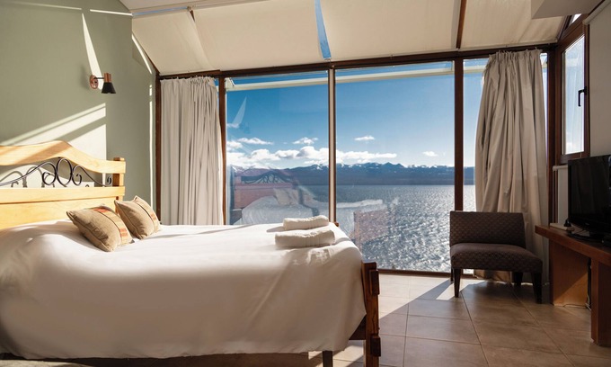 Belgrano Apartment | Lake View Retreat: 3 Bedroom Apartment with Balcony & Spa