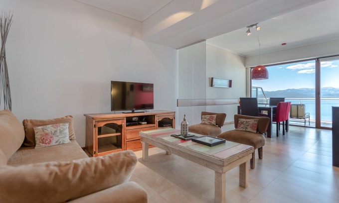 Belgrano House | Relaxing 2-Level Apartment with Balcony & Lake Views