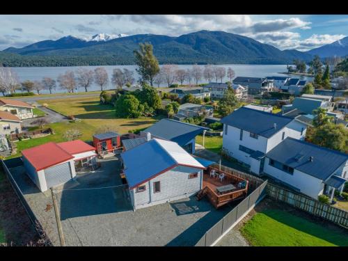 Te Anau House | Te Anau Holiday Home: Ideal for Families, Bikes & Kayaks