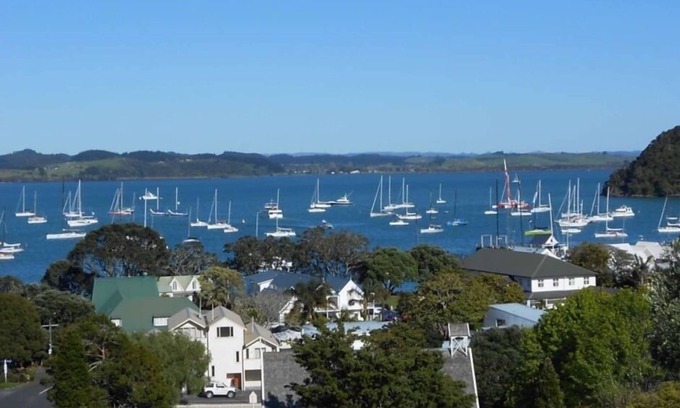 Russell Cottage | Tranquil Te_Manaaki Cottage: Private Villa with Pool & Breakfast