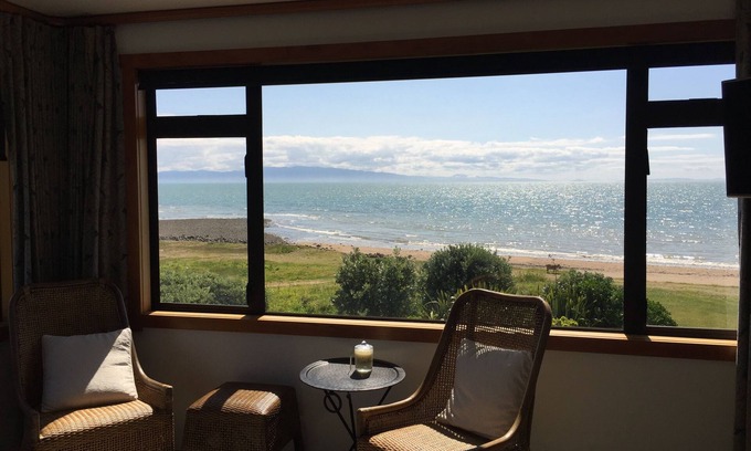 Te Puru Cabin | Exclusive Te Puru Beach Lodge: 5-Star Ocean View Retreat