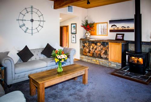 Wanaka Cabin | Discover Te Wanaka Lodge: 4-Star Comfort with Hot Tub