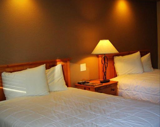 Lakeside Park Cabin | Discover Tea Garden Lodge: Pet-Friendly Oasis by the Ocean