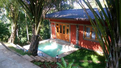 Doluwa House | Relaxing Tea Leaf Retreat with Pool & Breakfast Included