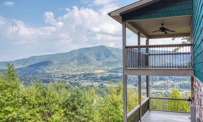 Wears Valley House | Teaberry Vista Lodge with a Million Dollar Valley View-5 minutes to the GSMNP
