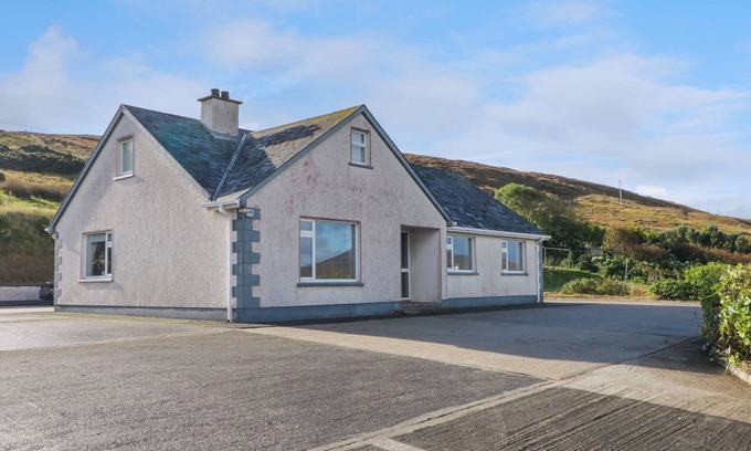 Glaise Bheag Cottage | TEACH ANNIE AGUS PADDY, pet friendly in Gortahork, County Donegal