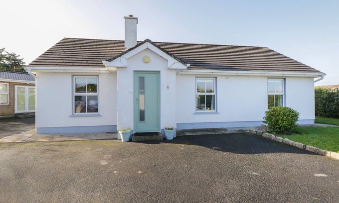 Carraroe Cottage | Pet-Friendly Escape at TEACH TEOLAI with Cozy Open Fire