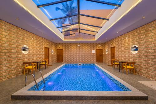 Ganapathichettikulam Villa | Relax at Teak Leaf Gateway Villa: Pool & Indoor Games