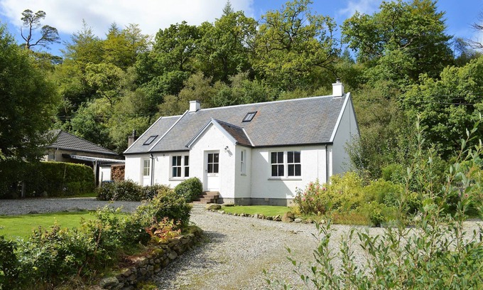 Colintraive Cottage | Teal Cottage: Pet-Friendly Retreat with En-Suite Comfort