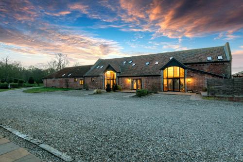 Beccles House | Exquisite Teal: 4-Star Pet-Friendly Retreat with Top Ratings