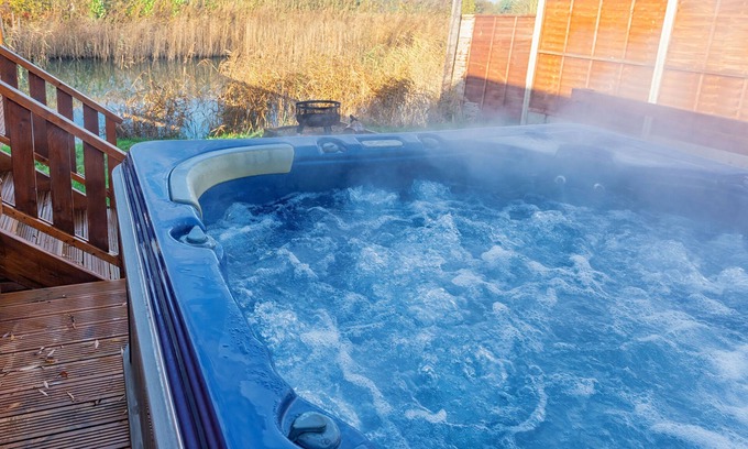 Ely Cabin | Teal Mini Pod with Inviting Hot Tub and Breakfast Included