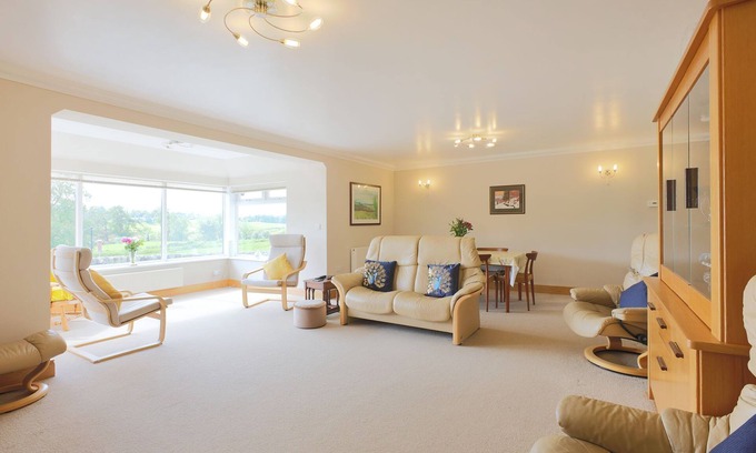 Newton Stewart Cottage | Comfortable Teapot Cottage: Family-Friendly Getaway for 6