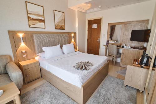 Ras El Bar Hotel | Cozy Retreat at Teba Hotel Ras Elbar with Hot Tub & Dining