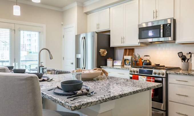 Woodbridge Condo | Modern Extended Stay for Families & Pets, Near D.C. Attractions