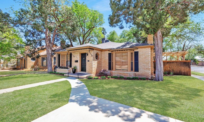 Tech Terrace House | Guest Rated 10/10: Vintage Gem Near TTU Campus