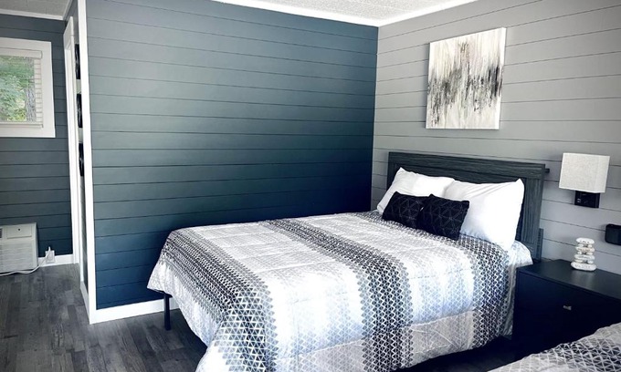 Roscommon Apartment | Modern Room 12 - Newly Renovated & Guest Rated 9.4/10